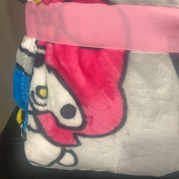 New Hello Kitty & Friends 60" x 90" Twin Gray Super Soft Plush Blanket With Bow - Picture 8 of 8